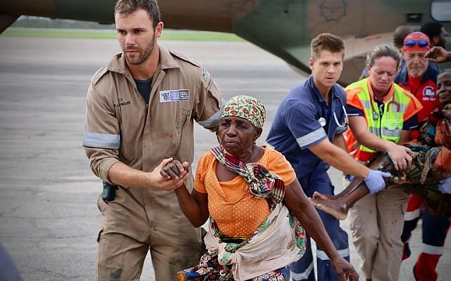 Le 19 mars 2019, à la suite du passage du cyclone Idai, des travailleurs humanitaires escortent les victimes à l'aéroport de la ville côtière de Beira. (Crédit photo : Adrien Barbier / AFP) Le 19 mars 2019, à la suite du passage du cyclone Idai, des travailleurs humanitaires escortent les victimes à l'aéroport de la ville côtière de Beira. (Crédit photo : Adrien Barbier / AFP)