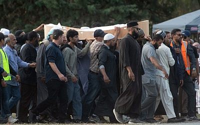 Les funérailles de l'une des victimes des fusillades de Christchurch, tuées par un suprématiste blanc au cimetière du Memorial Park de Christchurch, le 20 mars 2019 (Crédit :  Marty MELVILLE / AFP)