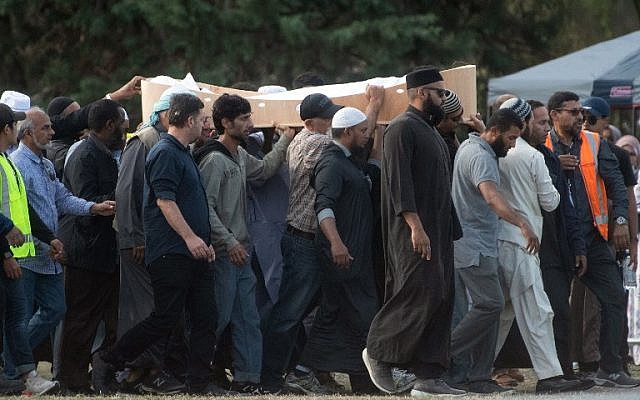 Les funérailles de l'une des victimes des fusillades de Christchurch, tuées par un suprématiste blanc au cimetière du Memorial Park de Christchurch, le 20 mars 2019 (Crédit : Marty MELVILLE / AFP) Les funérailles de l'une des victimes des fusillades de Christchurch, tuées par un suprématiste blanc au cimetière du Memorial Park de Christchurch, le 20 mars 2019 (Crédit : Marty MELVILLE / AFP)