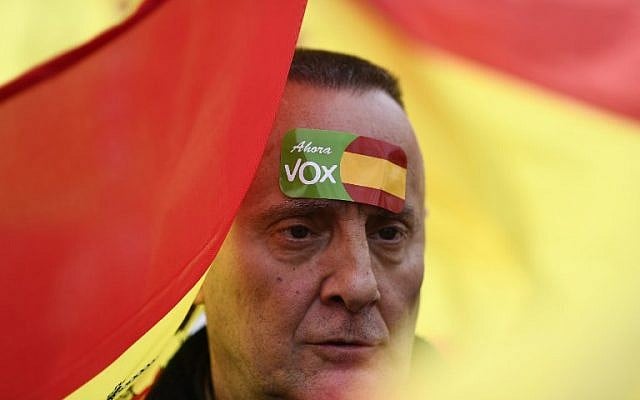 Un manifestant du parti espagnol d'extrême droite Vox, à Madrid, le 10 février 2019. (Crédit : OSCAR DEL POZO / AFP) Un manifestant du parti espagnol d'extrême droite Vox, à Madrid, le 10 février 2019. (Crédit : OSCAR DEL POZO / AFP)