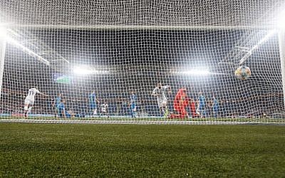 Le gardien slovène Jab Oblak concède un but pendant un match de qualification du Groupe G entre Israël et la Slovénie au stade  Sammy Ofer de Haïfa, le 21 mars 2019 (Crédit :   Jack GUEZ / AFP)