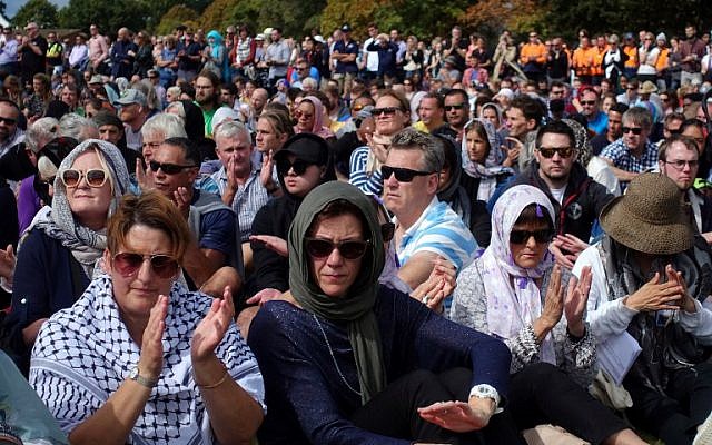 Un rassemblement de prière durant lequel deux minutes de silence ont été respectées pour les victimes des massacres des deux mosquées de Christchurch, à Hagley Park, dans la ville endeuillée, le 22 mars 2019 (Crédit : Jerome TAYLOR / AFP)