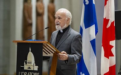 Le prêtre catholique Claude Grou lors d'une conférence de presse, le 1er mars 2019, consacrée au travail à effectuer à l'Oratoire Saint-Joseph de Montréal. (Crédit photo : Sébastien St-Jean / AFP)