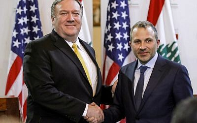 Le ministre libanais des Affaires étrangères, Gibran Bassil (à droite), serre la main du secrétaire d'État américain Mike Pompeo à l'issue d'une conférence de presse à Beyrouth, au Liban, le 22 mars 2019. (Crédit photo : JIM YOUNG / POOL / AFP)