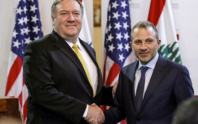Le ministre libanais des Affaires étrangères, Gibran Bassil (à droite), serre la main du secrétaire d'État américain Mike Pompeo à l'issue d'une conférence de presse à Beyrouth, au Liban, le 22 mars 2019. (Crédit photo : JIM YOUNG / POOL / AFP)