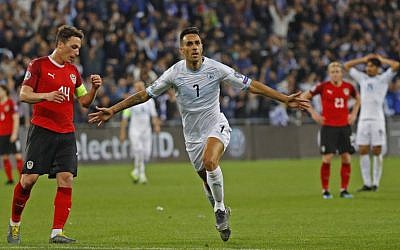 Le milieu de terrain israélien Eran Zahavi célèbre son exploit lors du match de qualification pour l'Euro 2020 entre Israël et l'Autriche au stade Sammy Ofer de Haïfa, le 24 mars 2019. (Photo par Jack GUEZ / AFP)