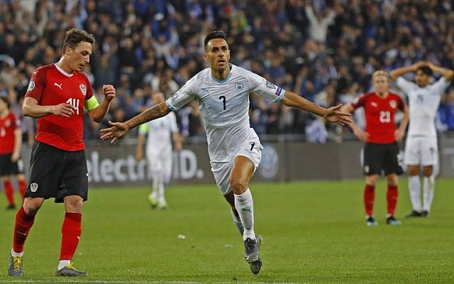 Le milieu de terrain israélien Eran Zahavi célèbre son exploit lors du match de qualification pour l'Euro 2020 entre Israël et l'Autriche au stade Sammy Ofer de Haïfa, le 24 mars 2019. (Photo par Jack GUEZ / AFP)