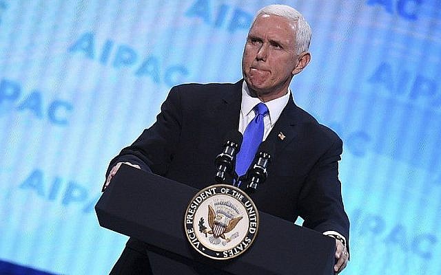 Le vice-président américain Mike Pence à la conférence politique de l'AIPAC à Washington, le 25 mars 2018 (Crédit : Jim Watson/AFP) Le vice-président américain Mike Pence à la conférence politique de l'AIPAC à Washington, le 25 mars 2018 (Crédit : Jim Watson/AFP)