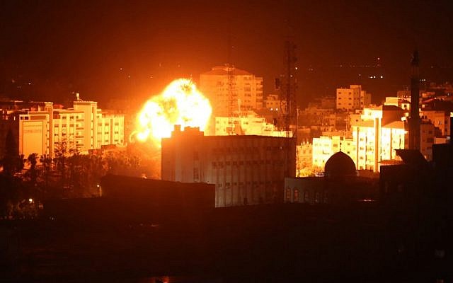 Une boule de feu souffle sur les bâtiments de la ville de Gaza après des représailles israéliennes du 25 mars 2019. (Crédit : Majdi Fathi / AFP) Une boule de feu souffle sur les bâtiments de la ville de Gaza après des représailles israéliennes du 25 mars 2019. (Crédit : Majdi Fathi / AFP)