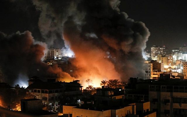 Un feu et de la fumée se propagent au-dessus des bâtiments dans la ville de Gaza après des frappes israéliennes le 25 mars 2019. (Crédit : Mahmud Hams / AFP) Un feu et de la fumée se propagent au-dessus des bâtiments dans la ville de Gaza après des frappes israéliennes le 25 mars 2019. (Crédit : Mahmud Hams / AFP)
