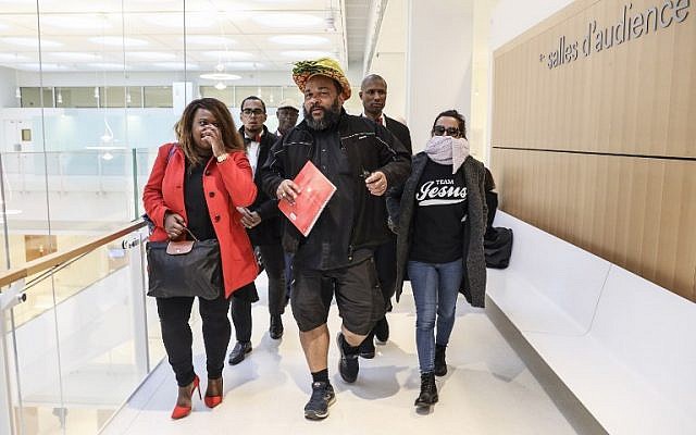 Dieudonné M'bala M'bala, portant un masque représentant un ananas en référence à son expression négationniste 'shoahananas', se dirige vers le palais de justice de Paris le 26 mars 2019, (Crédit : KENZO TRIBOUILLARD / AFP) Dieudonné M'bala M'bala, portant un masque représentant un ananas en référence à son expression négationniste 'shoahananas', se dirige vers le palais de justice de Paris le 26 mars 2019, (Crédit : KENZO TRIBOUILLARD / AFP)