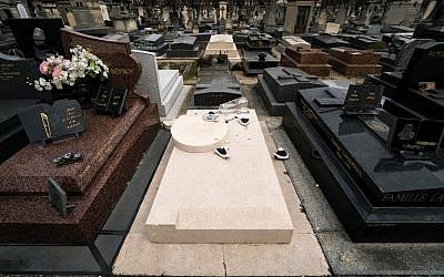 La tombe du photographe et artiste américain Man Ray et de sa femme, la danseuse et mannequin Juliet Man Ray, a été retrouvée dégradée au cimetière de Montparnasse, à Paris, le 27 mars 2019. (Crédit photo : Lionel BONAVENTURE / AFP)
