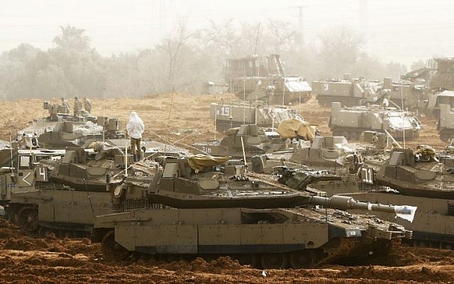 Des tanks israéliens stationnés près de la frontière avec la bande de Gaza, dans le sud d'Israël (Crédit :  JACK GUEZ / AFP)