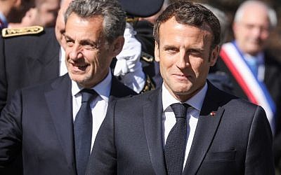 Le président français Emmanuel Macron, à droite, et son prédécesseur Nicolas Sarkozy arrivent pour une cérémonie en hommage à des combattants de la résistance morts sur le plateau des Glières pendant la Seconde guerre mondiale dans les Alpes, le 31 mars 2019 (Crédit : ludovic MARIN / POOL / AFP)
