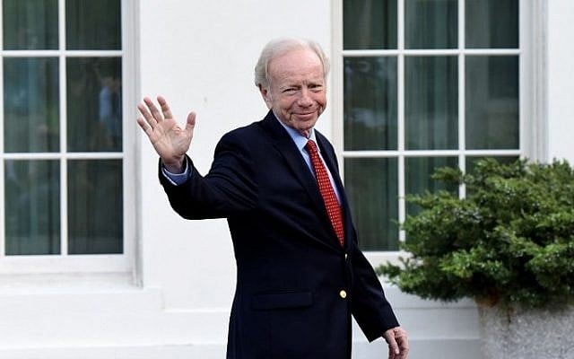 L'ancien sénateur du Connecticut Joe Lieberman quitte la Maison Blanche, le 17 mai 2017. (Crédit : AFP/Olivier Douliery) L'ancien sénateur du Connecticut Joe Lieberman quitte la Maison Blanche, le 17 mai 2017. (Crédit : AFP/Olivier Douliery)
