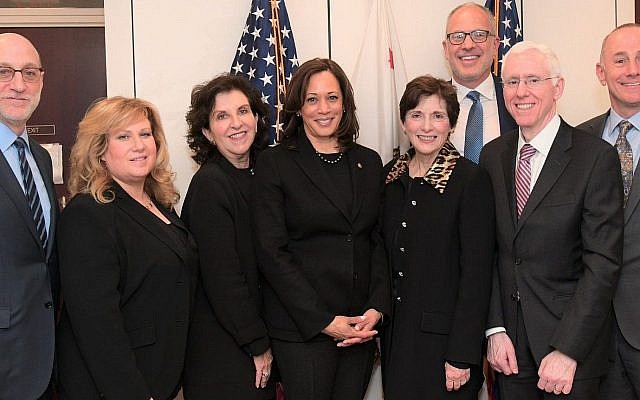 La sénatrice démocrate Kamala Harris rencontre des militants de l'AIPAC le 25 mars 20019. (Crédit : Kamala Harris/Twitter via JTA)
