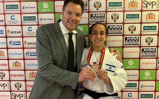 La judokate israélienne Gili Cohen (R) avec son entraîneur Shani Hershko après sa médaille d'or au Grand Slam organisé à Ekaterinbourg, Russie, le 15 mars 2019. (Crédit : Fédération israélienne de judo) La judokate israélienne Gili Cohen (R) avec son entraîneur Shani Hershko après sa médaille d'or au Grand Slam organisé à Ekaterinbourg, Russie, le 15 mars 2019. (Crédit : Fédération israélienne de judo)