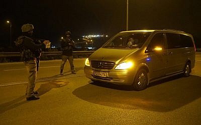 Les soldats israéliens à un checkpoint sécuritaire dans le nord de la Cisjordanie après un attentat terroriste, le 9 janvier 2018 (Crédit : Armée israélienne)