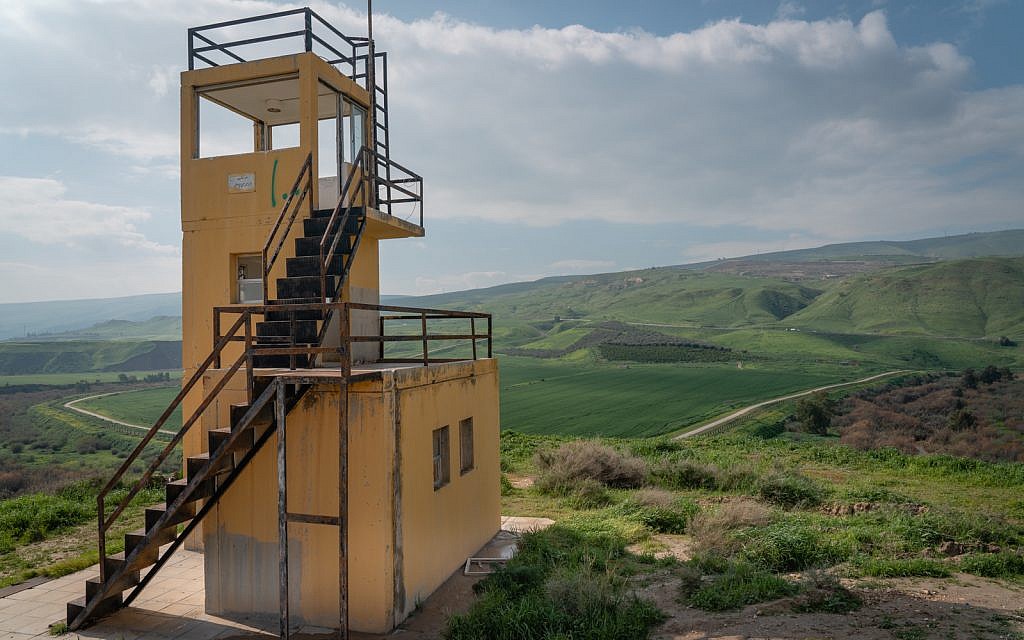 La tour de garde jordanienne à l'île de la Paix, le 29 janvier 2019. Le soldat qui a tué les écolières de Beit Shemesh est descendu de cette tour de garde. (Luke Tress/Times of Israel)