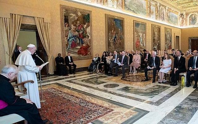 Le pape François Ier rencontre une délégation de l'American Jewish Committee le 8 mars 2019. (Crédit : Vatican Media) Le pape François Ier rencontre une délégation de l'American Jewish Committee le 8 mars 2019. (Crédit : Vatican Media)