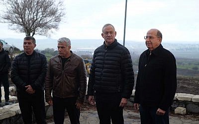Les membres du parti Kakhol lavan (de gauche à droite) Gabi Ashkenazi, Yair Lapid, Benny Gantz et Moshe Yaalon lors d'une conférence de presse sur le plateau du Golan, le 4 mars 2019. (Crédit : Judah Ari Gross/Times of Israel)