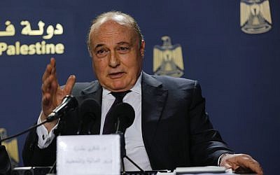 Shukri Bishara, ministre des Finances de l'Autorité palestinienne, lors d'une conférence de presse à Ramallah, le 11 mars 2019. (Crédit : Wafa)