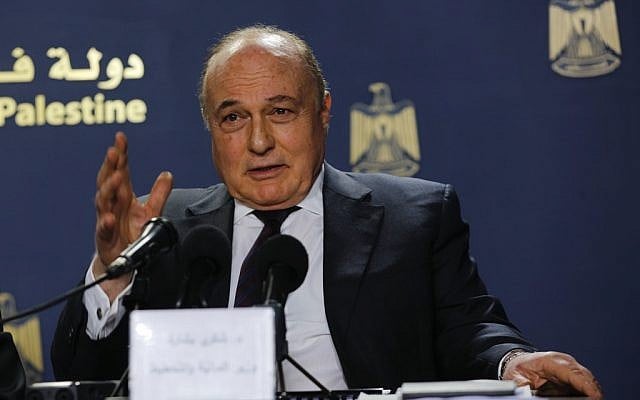 Shukri Bishara, ministre des Finances de l'Autorité palestinienne, lors d'une conférence de presse à Ramallah, le 11 mars 2019. (Crédit : Wafa)