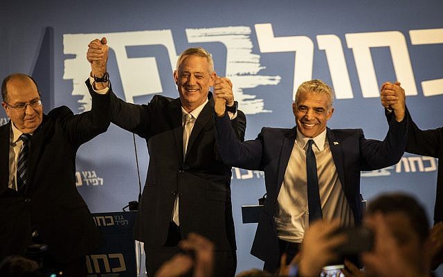 De gauche à droite : Moshe Yaalon, Benny Gantz et Yair Lapid, les dirigeants de la coalition Kakhol lavan, lors de l'annonce de leur alliance à Tel Aviv, le 21 février 2019. (Ilia Yefimovich/Getty Images) De gauche à droite : Moshe Yaalon, Benny Gantz et Yair Lapid, les dirigeants de la coalition Kakhol lavan, lors de l'annonce de leur alliance à Tel Aviv, le 21 février 2019. (Ilia Yefimovich/Getty Images)