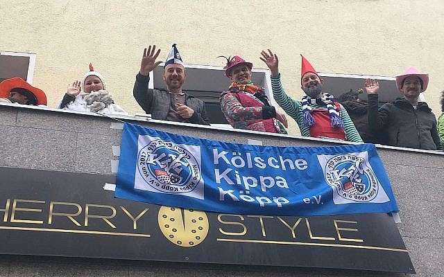 Aaron Knappstein, avec son chapeau bleu et blanc, regarde le carnaval avec des amis. (Toby Axelrod)