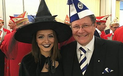 Amit Beumling et son père, Dieter Beumling, portant ses couleurs, à la soirée de lancement de Kölsche Kippa Köpp dans la synagogue de la Roonstrasse de Cologne. (Toby Axelrod)