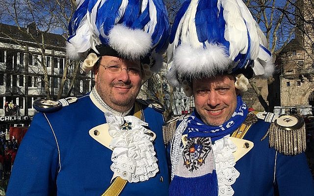 Les frères Patric et Frank Levy, à bord de leur char au carnaval de Cologne, "Rosenmontag". (Toby Axelrod)