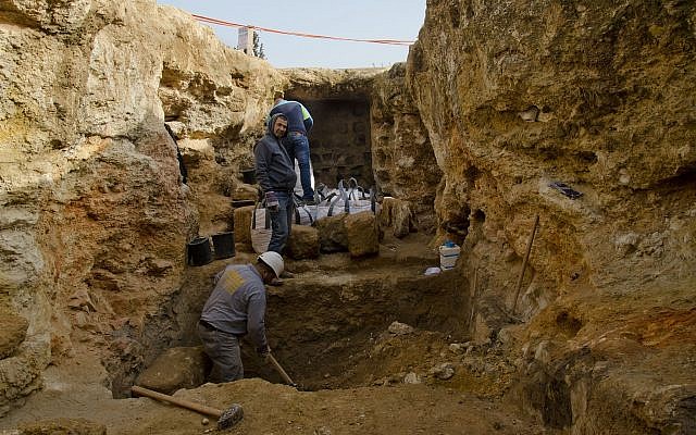 Le pigeonnier trouvé taillé dans la pierre de l'époque hasmonéenne lors de fouilles dans le quartier Sharafat de Jérusalem (Crédit : Yoli Schwartz/Autorité israélienne des Antiquités)