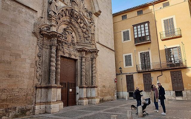 Dani Rotstein, le doigt pointé, parle à des touristes allemands d'une église qui était autrefois une synagogue à Palma De Majorque en Espagne, le 11 février 2019.  (Cnaan Liphshiz)