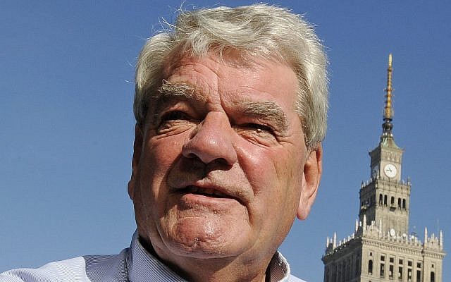 L'écrivain et historien négationniste de la Shoah David Irving (Crédit : AP/Alik Keplicz/File) L'écrivain et historien négationniste de la Shoah David Irving (Crédit : AP/Alik Keplicz/File)