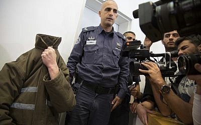 L'employé du consulat français de Jérusalem Romain Franck, couvre son visage pendant une audience à la cour de district de la ville de Beer Sheva, dans le sud d'Israël, le 29 mars 2018 (Crédit : Sebastian Scheiner/AP)