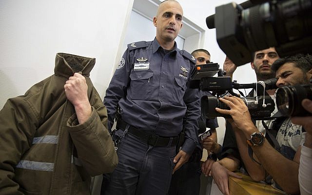 L'employé du consulat français de Jérusalem Romain Franck, couvre son visage pendant une audience à la cour de district de la ville de Beer Sheva, dans le sud d'Israël, le 29 mars 2018 (Crédit : Sebastian Scheiner/AP) L'employé du consulat français de Jérusalem Romain Franck, couvre son visage pendant une audience à la cour de district de la ville de Beer Sheva, dans le sud d'Israël, le 29 mars 2018 (Crédit : Sebastian Scheiner/AP)