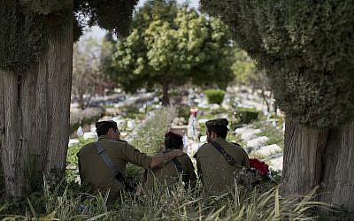 Des soldats israéliens se rendent au cimetière militaire de Kiryat Shaul à la veille de Yom HaZikaron, à Tel Aviv, le 17 avril 2018. (AP Photo/Oded Balilty)