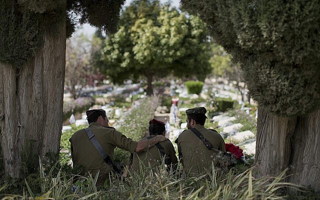 Des soldats israéliens se rendent au cimetière militaire de Kiryat Shaul à la veille de Yom HaZikaron, à Tel Aviv, le 17 avril 2018. (AP Photo/Oded Balilty)