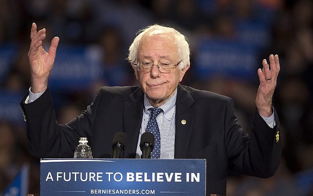 Le candidat démocrate à l'élection présidentielle, le sénateur Bernie Sanders, du Vermont indépendant, prend la parole lors d'un rassemblement à Greenville, en Caroline du Sud, le 21 février 2016. (John Bazemore/AP)