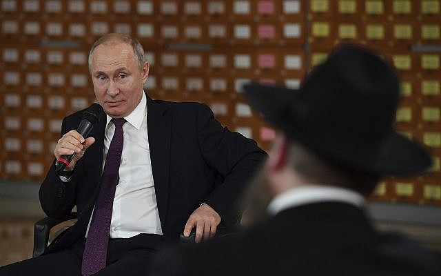 Le président russe Vladimir Poutine, au centre, s'exprime lors d'une rencontre avec des résidents locaux à  Simferopol, en Crimée, le 18 mars 2019 (Crédit : Yuri Kadobnov/Pool Photo via AP)