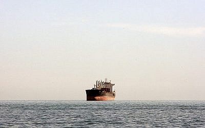 Un cargo sur la mer entre le port iranien de Bandar Abbas et l'île Qeshm dans une voie d'eau stratégique du Golfe persique, le 23 décembre 2011 (Crédit :AP Photo/Vahid Salemi)