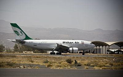 Un avion du transporteur aérien privé Mahan Air sur le tarmac de l'aéroport de Sanaaa, au Yémen. Photo d'illustration (Crédit : Hani Mohammed/AP)