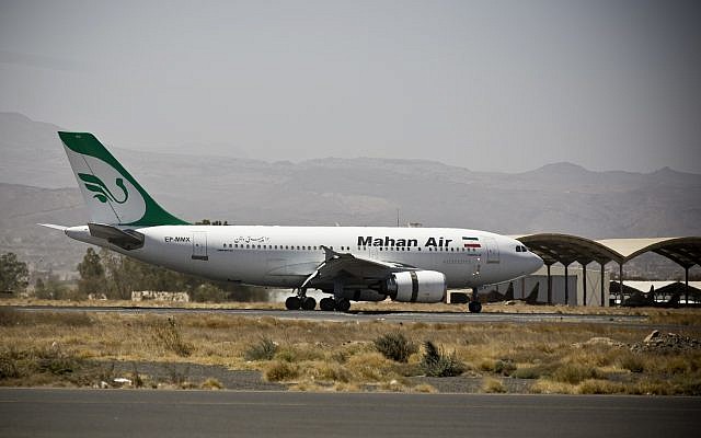 Un avion du transporteur aérien privé Mahan Air sur le tarmac de l'aéroport de Sanaaa, au Yémen. Photo d'illustration (Crédit : Hani Mohammed/AP) Un avion du transporteur aérien privé Mahan Air sur le tarmac de l'aéroport de Sanaaa, au Yémen. Photo d'illustration (Crédit : Hani Mohammed/AP)