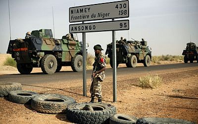 Illustration : des véhicules blindés français à la frontière du Niger, avant d'entrer au Mali., en février 2013. (Crédit : AP/Jerome Delay, Archive)