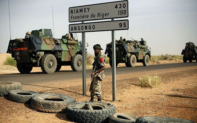 Illustration : des véhicules blindés français à la frontière du Niger, avant d'entrer au Mali., en février 2013. (Crédit : AP/Jerome Delay, Archive) Illustration : des véhicules blindés français à la frontière du Niger, avant d'entrer au Mali., en février 2013. (Crédit : AP/Jerome Delay, Archive)