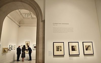 Un exposition du musée National Portrait Gallery dans le centre de Londres, février 2018, (Crédit : Ben Stansall/Pool via AP)