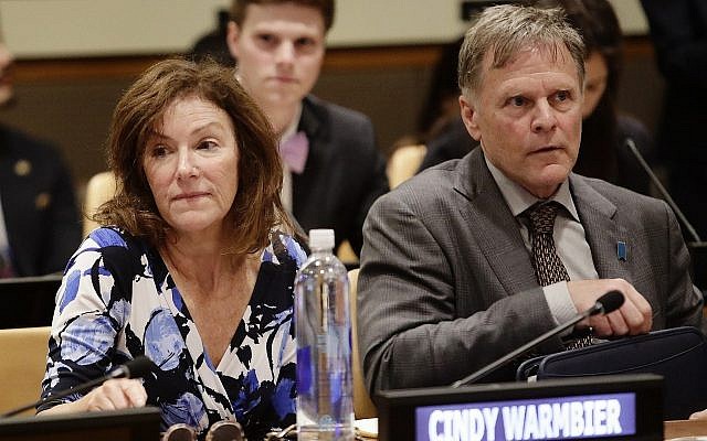 Fred Warmbier, à droite, et Cindy Warmbier, les parents d'Otto Warmbier, alors d'une réunion au siège de l'ONU, le 3 mai 2018 (Crédit : AP Photo/Frank Franklin II)