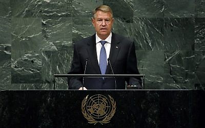 Le président de la Roumanie Klaus Werner Iohannis lors de la 73e session de l'Assemblée générale des Nations unies au siège de l'ONU, à New York, le 26 septembre 2018. (Crédit : Richard Drew/AP)