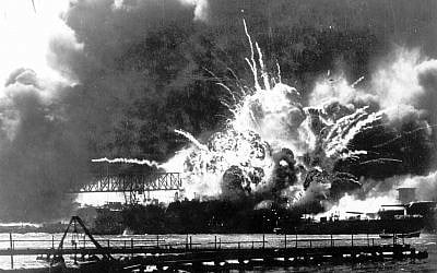 Cette photo datant du 7 décembre 1941 montre l'explosion du destroyer Shaw de la marine américaine après avoir été bombardé lors de l'attaque des forces japonaises sur Pearl Harbor, Hawaï. (Crédit : marine américaine via AP)