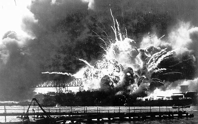 Cette photo datant du 7 décembre 1941 montre l'explosion du destroyer Shaw de la marine américaine après avoir été bombardé lors de l'attaque des forces japonaises sur Pearl Harbor, Hawaï. (Crédit : marine américaine via AP) Cette photo datant du 7 décembre 1941 montre l'explosion du destroyer Shaw de la marine américaine après avoir été bombardé lors de l'attaque des forces japonaises sur Pearl Harbor, Hawaï. (Crédit : marine américaine via AP)